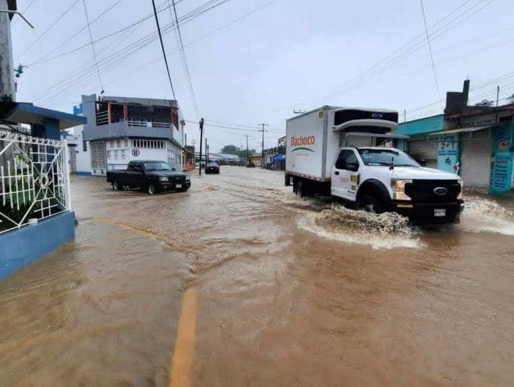 Múltiples casas y vialidades afectadas en Agua Dulce por intensas lluvias | VIDEO