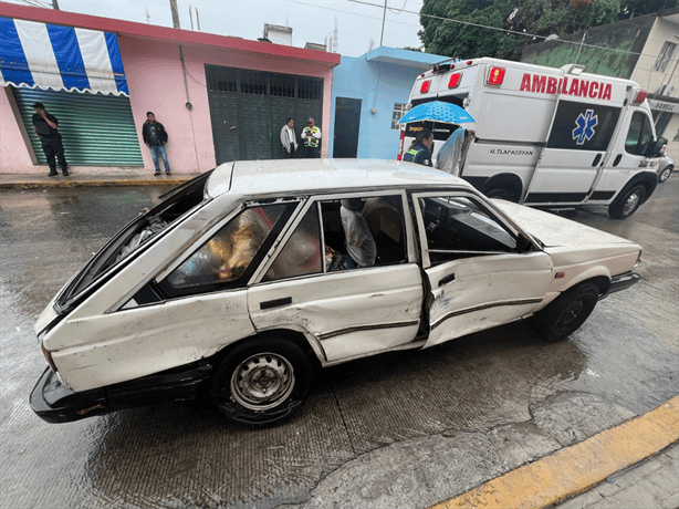 Accidente en Tlapacoyan: Choque entre Tsuru y autobús deja un herido