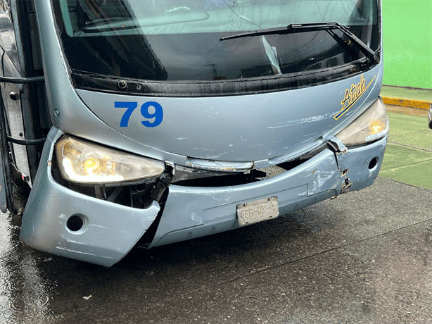 Accidente en Tlapacoyan: Choque entre Tsuru y autobús deja un herido