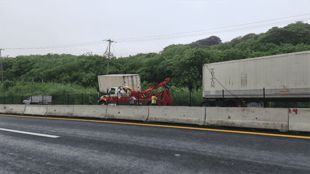 Volcadura de tráiler en carretera Cardel-Veracruz: conductor se habría quedado dormido