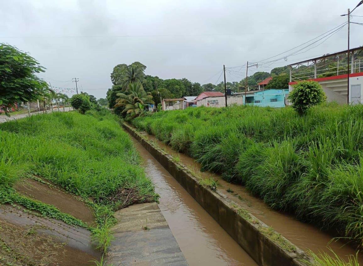 Por temor a inundaciones pobladores de Villa Cuichapa protegen sus pertenencias | VIDEO