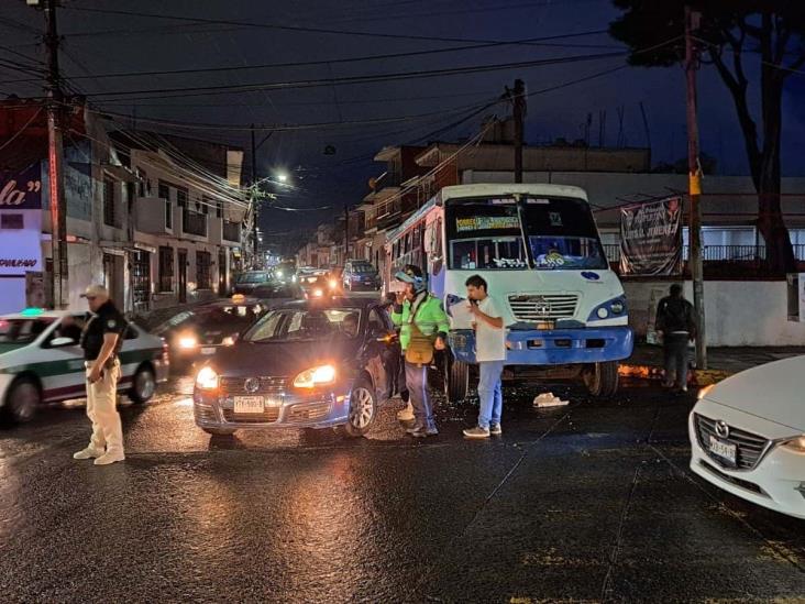 Autobús choca contra auto particular en la avenida 20 de Noviembre y Justo Sierra