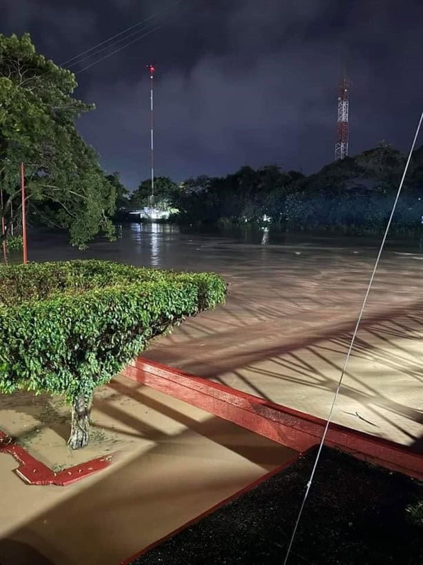 Inundaciones afectan a más de 2 mil viviendas en Agua Dulce, Veracruz