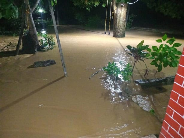 Inundaciones afectan a más de 2 mil viviendas en Agua Dulce, Veracruz