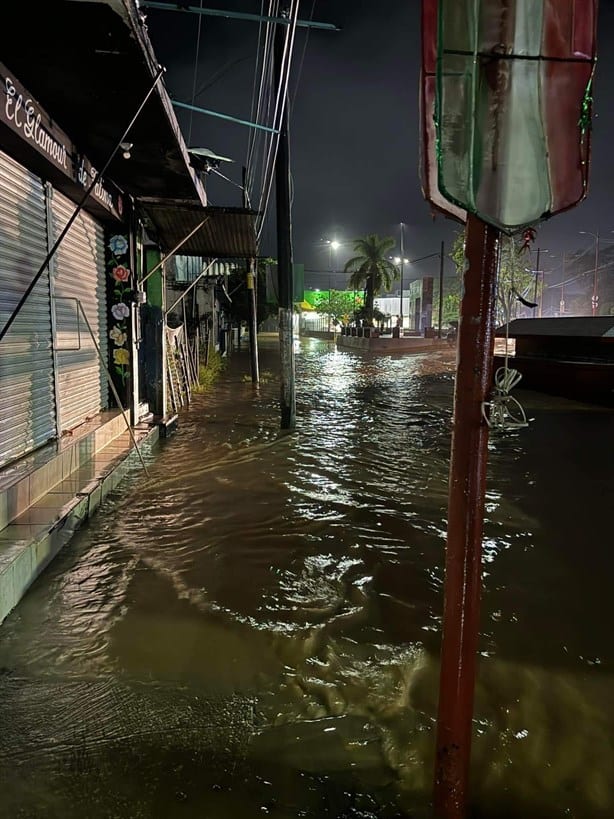 Inundaciones afectan a más de 2 mil viviendas en Agua Dulce, Veracruz