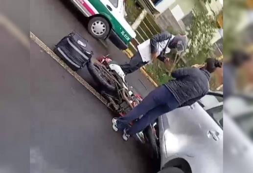En Xalapa, motociclista choca contra camioneta que dio vuelta prohibida en U