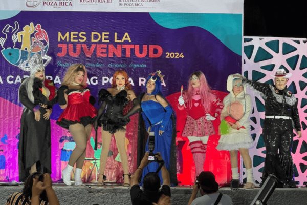 Con maquillaje, vestuarios y colores realizan primera pasarela drag en Poza Rica