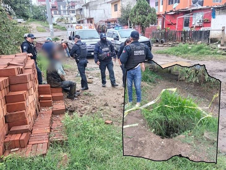 Elementos de SSP rescatan a hombre que cayó a una alcantarilla en Xalapa