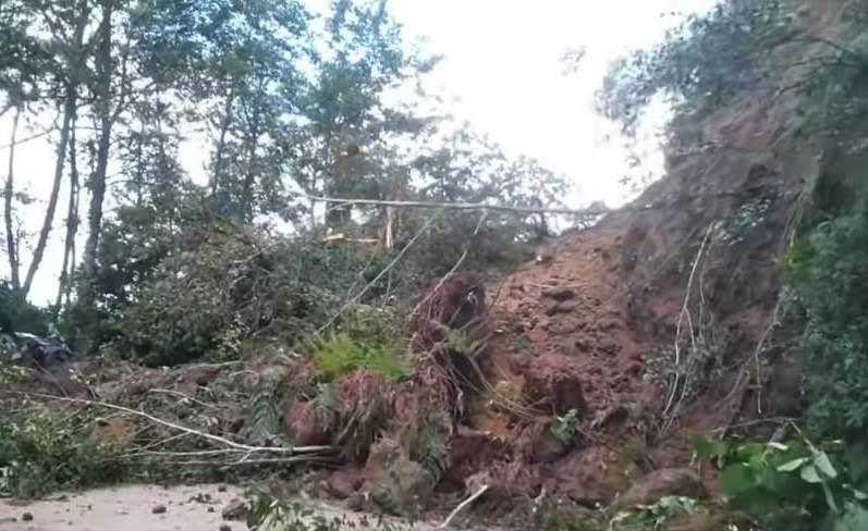 Derrumbe de cerro deja sin luz varias a comunidades de Las Choapas