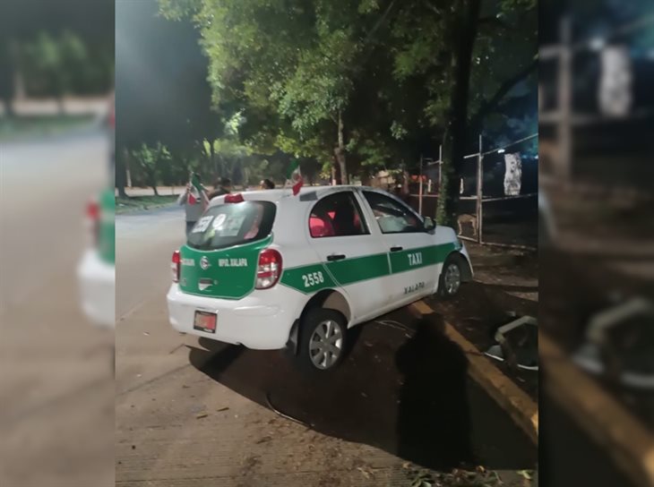 Taxista choca contra un árbol en Xalapa; se durmió al volante