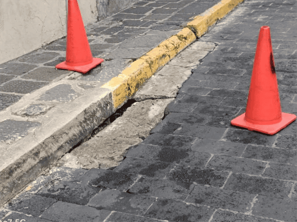 Cierran calle Revolución en Xalapa; hay socavón y daños en vivienda