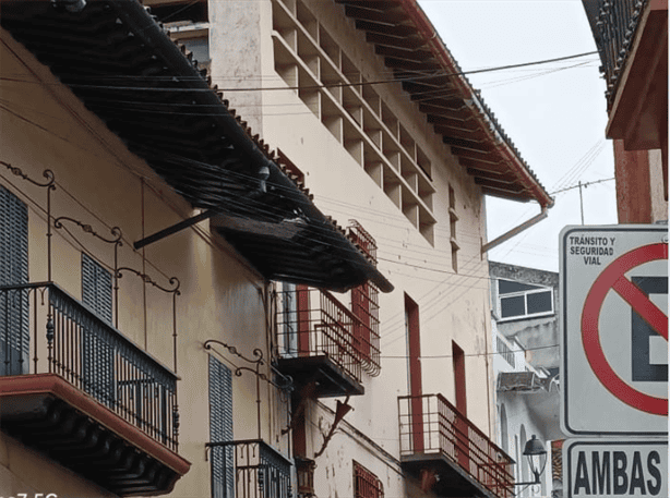 Cierran calle Revolución en Xalapa; hay socavón y daños en vivienda