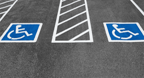¿De cuánto es la multa por estacionarse en lugares para personas con discapacidad?