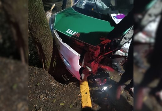 Taxista choca contra un árbol en Xalapa; se durmió al volante