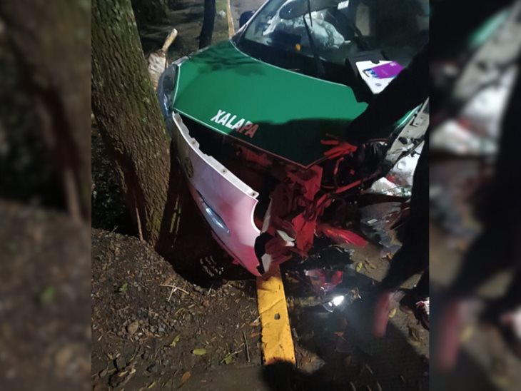 Taxista choca contra un árbol en Xalapa; se durmió al volante