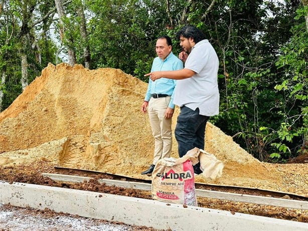 Obras de calidad y perdurables los que construye Rafael Hernández en Soteapan