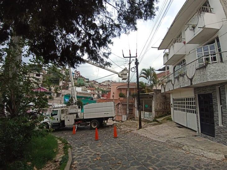 CFE deja sin luz a colonias de Xalapa desde el domingo, reclaman vecinos