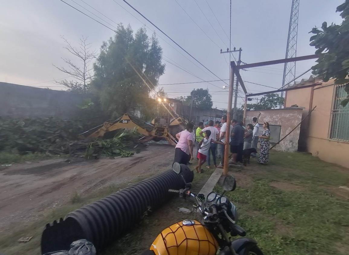 Atienden peticiones de vecinos de la colonia Ejidal en Coatzacoalcos