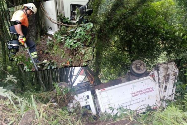 Camión de basura de Atoyac cae al fondo de un barranco en Ixtaczoquitlán