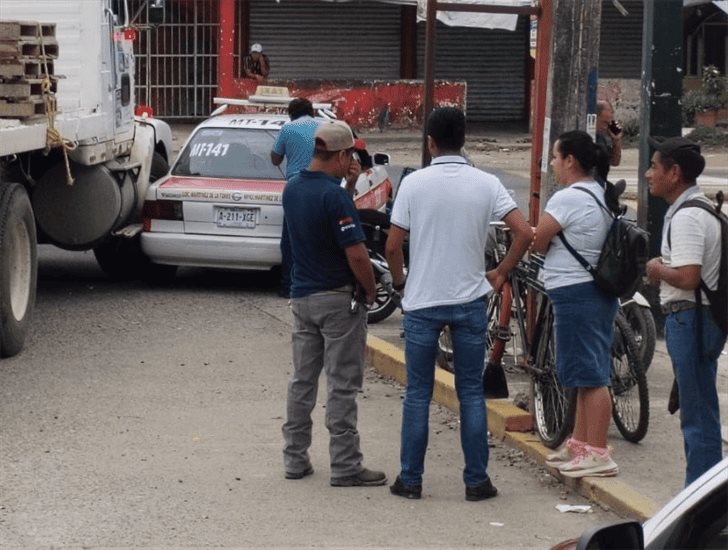 Taxi se impacta contra un camión tortón en Martínez