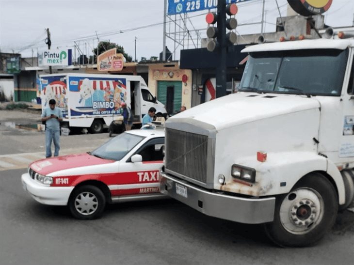 Taxi se impacta contra un camión tortón en Martínez