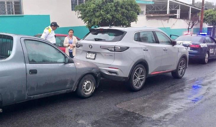 Choque entre camioneta de lujo y de carga deja daños materiales en Orizaba