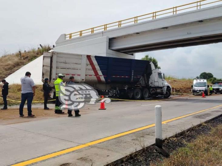 Remolque de tráiler aplasta a motociclistas sobre la autopista Córdoba-Veracruz