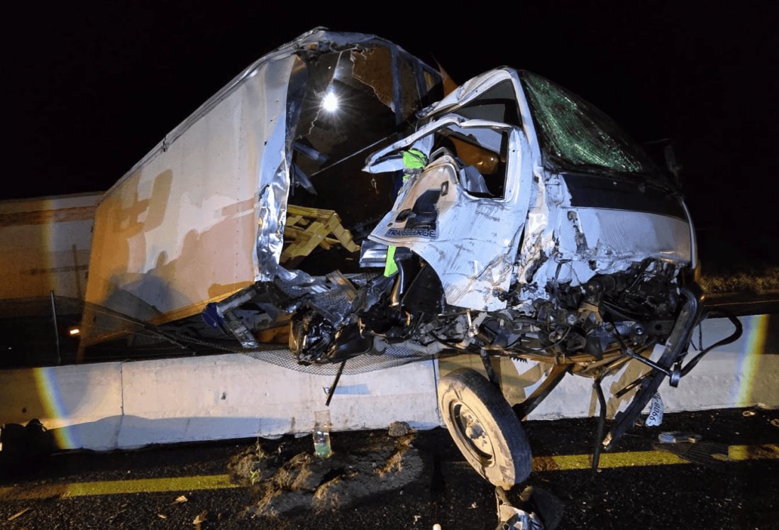 Choque de tractocamión en la autopista Veracruz-Cardel deja cuantiosos daños materiales