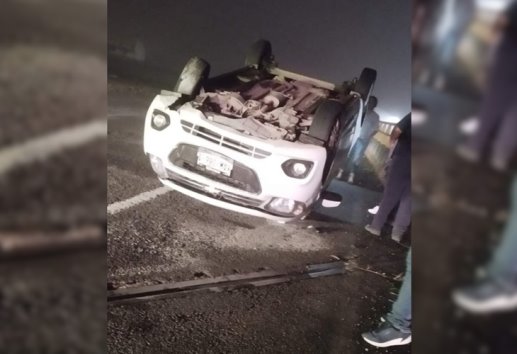 Conductor pierde el control y vuelca en el libramiento de Coatepec