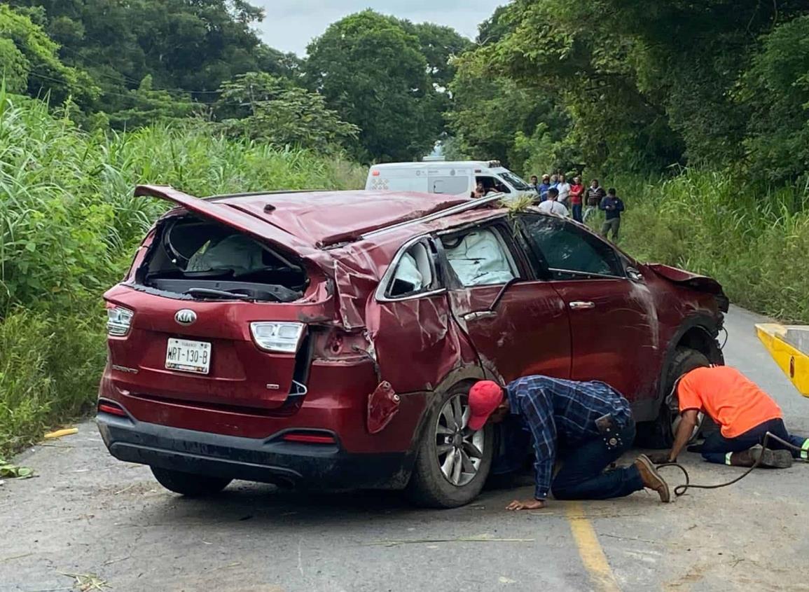 Aparatosa volcadura en la carretera Agua Dulce-El Burro; un lesionado y daños materiales l VIDEO