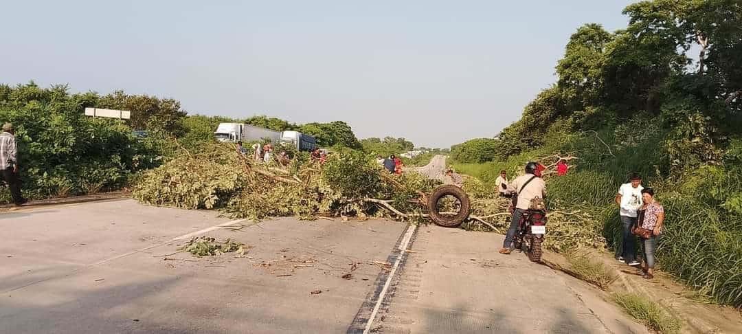 Pobladores de Texistepec nuevamente cierran autopista Cosoleacaque - La Tinaja