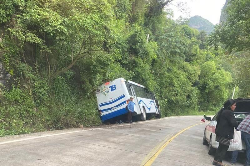 Autobús cae en la cuneta en la carretera Xalapa-Alto Lucero