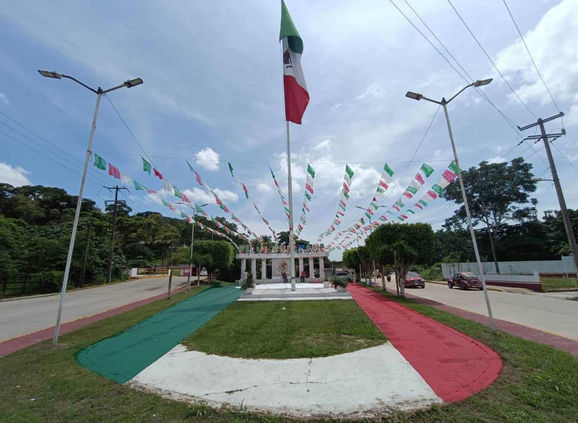 Colores patrios iluminan espacios públicos de Villa Cuichapa