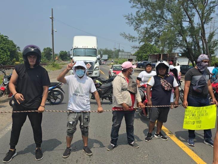 Cierran circulación en carretera Coatza- Villa tras muerte de motociclista de 18 años