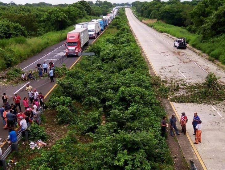 Reabren paso en la carretera Cosoleacaque-La Tinaja pero solo por 1 hora, continúa cierre