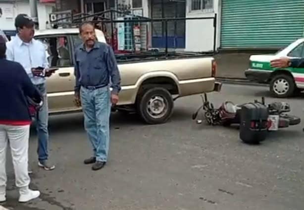 Tras accidente, motociclista queda atrapada bajo camioneta en Xalapa