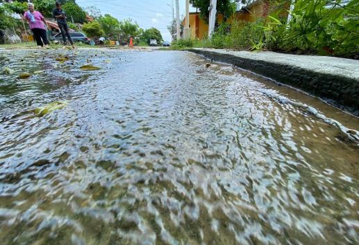 Fuga de agua en la Insurgentes Norte ha afectado a 15 familias; llevan meses sin servicio | VIDEO