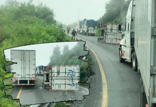 Por falla mecánica, vuelca tráiler mientras ascendía las Cumbres de Maltrata