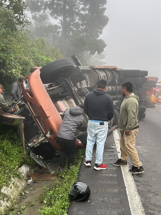 Por falla mecánica, vuelca tráiler mientras ascendía las Cumbres de Maltrata