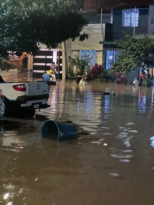 Torrencial lluvia arrastra a estudiante en Orizaba e inunda 10 viviendas en Córdoba (+Video)