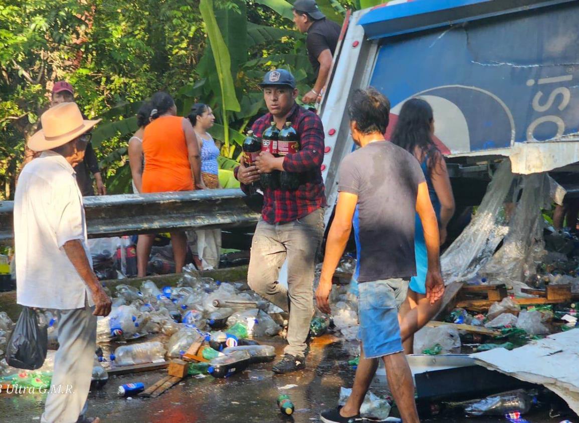 Rapiñan refrescos tras volcadura de camión de Pepsi en San Andrés Tuxtla l FOTOS