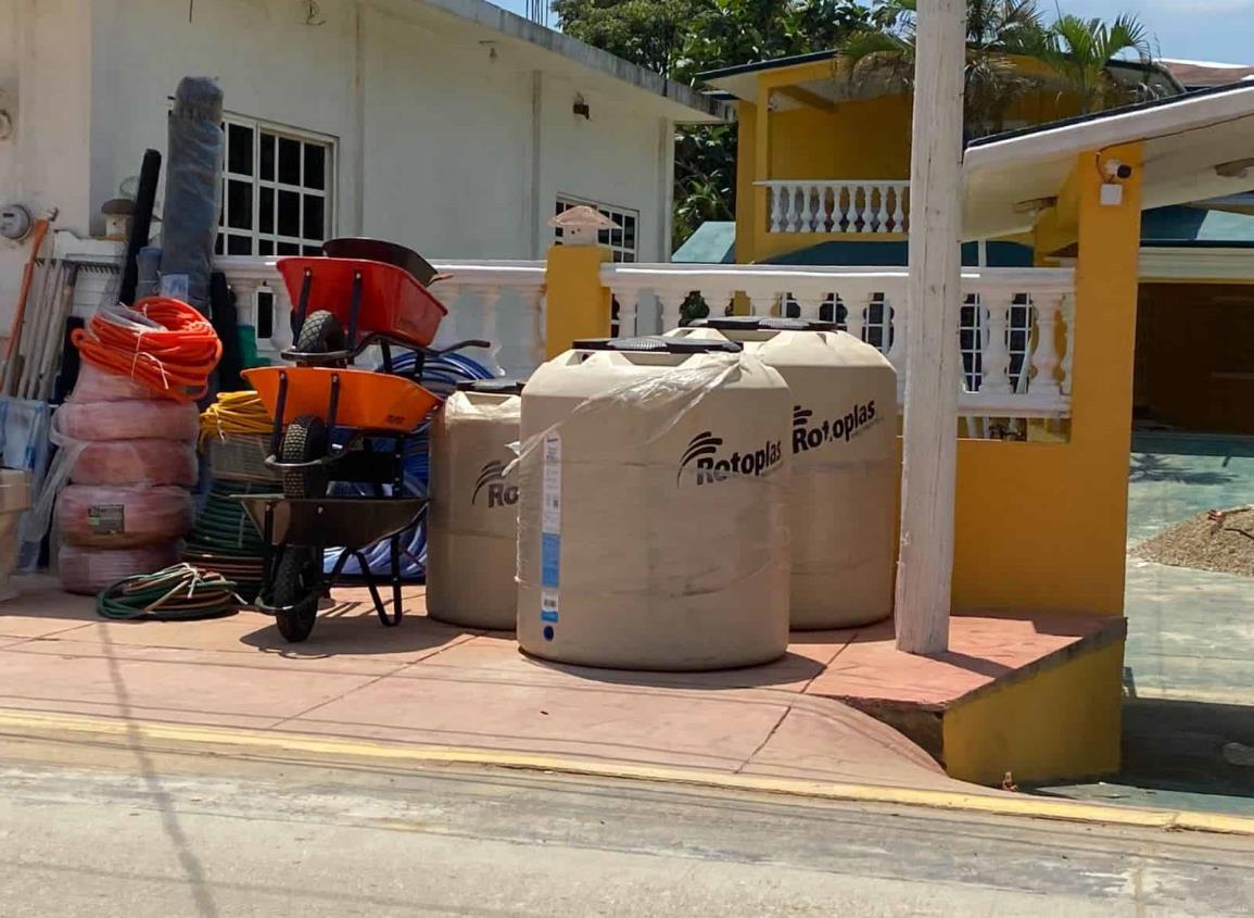 Aumenta venta de tinacos en Agua Dulce tras la escasez que dejó las inundaciones