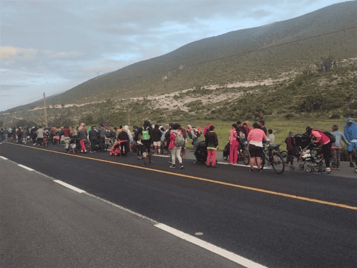 Caravana migrante parte de Acultzingo hasta Azumbilla, Puebla 