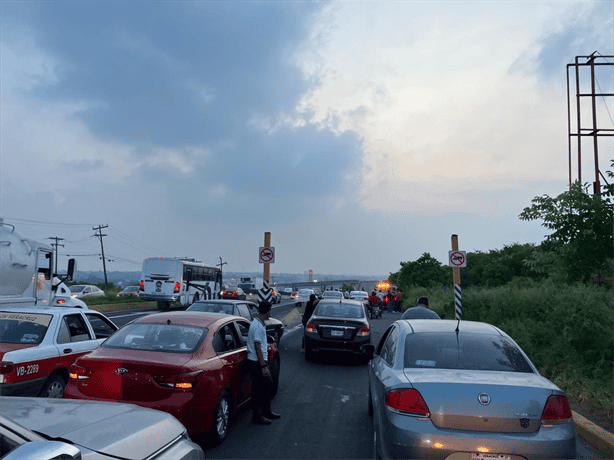 Doble accidente en puente de Divertiplaza causa caos vial en la zona norte de Veracruz