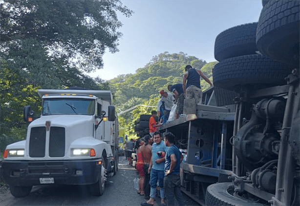 Camión de refrescos vuelca en Veracruz y pobladores saquean la mercancía