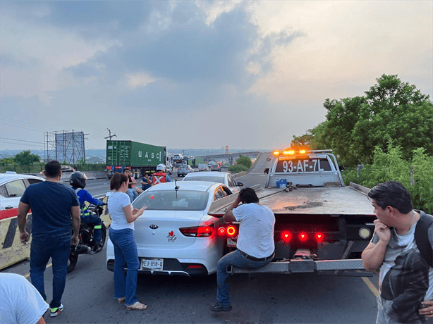 Doble accidente en puente de Divertiplaza causa caos vial en la zona norte de Veracruz