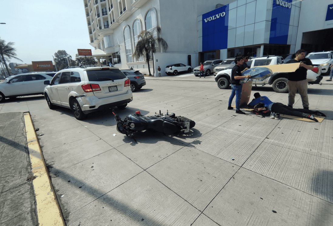 Motociclista herido tras accidente frente a Plaza Américas, Boca del Río