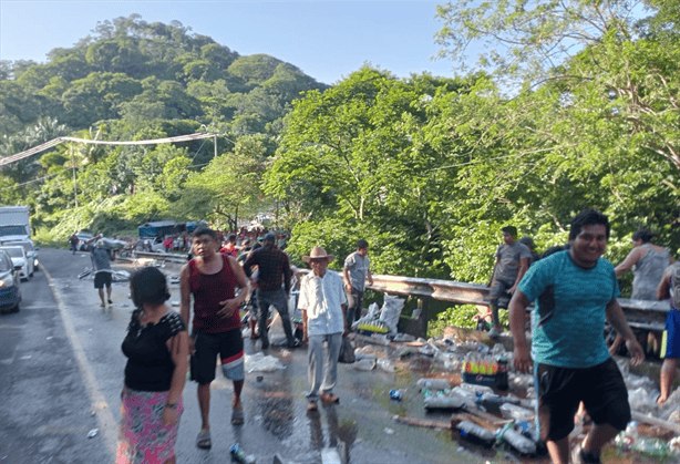 Camión de refrescos vuelca en Veracruz y pobladores saquean la mercancía