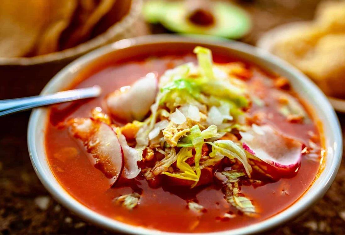 Esta es la forma correcta de correcta de comer pozole en la Noche Mexicana, según IMSS