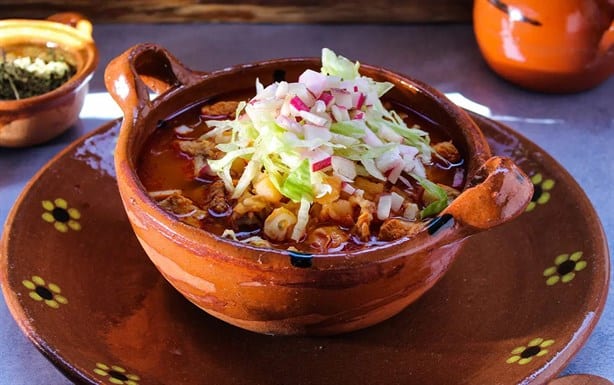 Esta es la forma correcta de correcta de comer pozole en la Noche Mexicana, según IMSS